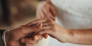 Paar bei Eheschließung. (Foto: IMAGO / Cavan Images)