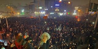 Iranische Demonstranten demonstrieren in Teheran, Iran (Foto: IMAGO / ZUMA Press Wire)