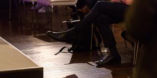 Die Beine eines Mannes werfen lange Schatten auf den Boden vor der Bühne (Foto: IMAGO / Action Pictures)