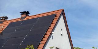 Eine Photovoltaik-Anlage auf einem Wohnhausdach (Foto: IMAGO / Westend61)