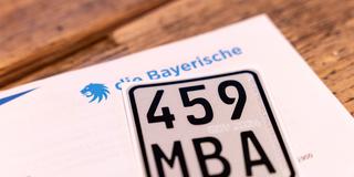 Schwarzes Versicherungskennzeichen (Foto: IMAGO / W2Art)