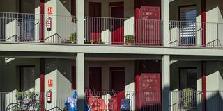 Balkone eines Mehrfamilienhauses (Foto: IMAGO / SOPA Images)
