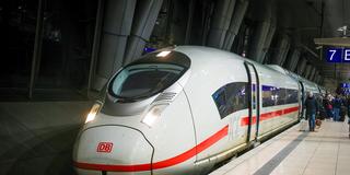 Fahrgäste an einem ICE im Frankfurter Flughafen-Bahnhof (Foto: IMAGO / Rüdiger Wölk)