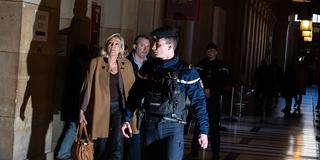 Le Pens Ankuft im Gerichtsaal, begleitet von Polizisten. (Foto: IMAGO / MAXPPP)