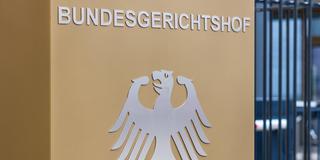 Bundesgerichtshof (BGH), Karlsruhe. Detailaufnahme des Schildes mit dem Schriftzug Bundesgerichtshof  (Foto: IMAGO / Ardan Fuessmann)