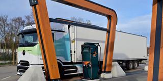 Elektro-Lkw an einer Ladestation (Symbolbild) (Foto: IMAGO / Ralph Lueger)