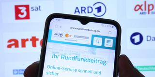 Auf einem Smartphone ist die Website vom ARD ZDF Deutschlandradio Beitragsservice aufgerufen worden.     (Foto: IMAGO / Hanno Bode    )