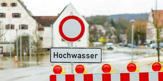 Absperrung wegen Hochwasser (Foto: IMAGO / A. Friedrichs)