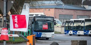 Linienbusse stehen im Depot während eines Streiks im ÖPNV (Foto: IMAGO / BeckerBredel)