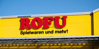 Außenaufnahme einer Rofu-Filiale (Foto: IMAGO / CHROMORANGE)