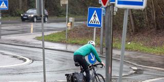 Fahrradfahrer im Kreisel.  (Foto: IMAGO / Funke Foto Services)
