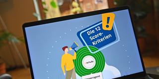 Ein Laptop zeigt die Einschätzung "hervorragend" im Schufa Score (Foto: IMAGO / Sven Simon)