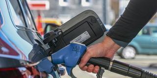 Tankpistole im Tank eines Fahrzeuges (Foto: IMAGO / Rene Traut)