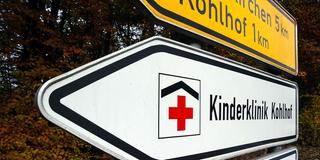 Ein Straßenschild zeigt den Weg zur Kinderklinik Kohlhof (Foto: IMAGO / BeckerBredel)