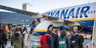 Passagiere warten am Flughafen Saarbrücken in der Schlange, um ein Ryanair-Flugzeug zu besteigen. (Foto: IMAGO / BeckerBredel)