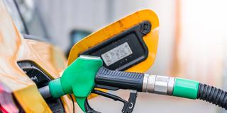 Ein Auto wird betankt. (Foto: IMAGO / CHROMORANGE)