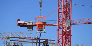 Bauarbeiter auf einer Grossbaustelle     (Foto: IMAGO / Sven Simon    )