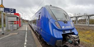 Ein Vlexx-Zug verlässt den Bahnhof (Foto: IMAGO / SNS UG / Steven Mohr)