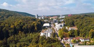 Blick über den Saarbrücker Uni-Campus und den angrenzenden Stadtwald (Foto: IMAGO / BeckerBredel)