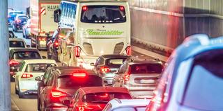 Volle Straße bei Berufsverkehr (Foto: IMAGO / Wolfgang Maria Weber)