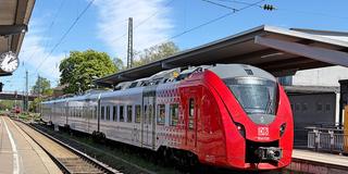 Moderner Elektrotriebzug der Deutschen Bahn bei der Einfahrt in den Hauptbahnhof Homburg (Saar) (Foto: IMAGO / SNS UG)