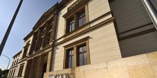 Eingang des saarländischen Landtagsgebäudes. (Foto: IMAGO / Becker&Bredel)