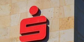 Logo der Sparkasse (Foto: IMAGO / NurPhoto    )