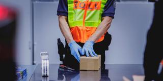 Kontrolle von Paketen durch Beamte des Zolls (Foto: IMAGO / photothek )