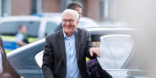 Bundespräsident Frank-Walter Steinmeier steigt aus einem Auto (Foto: IMAGO / Noah Wedel)