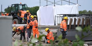 Bauarbeiter bei einer Baustelle  (Foto: IMAGO / Sven Simon)