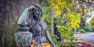 Grabsteinen auf dem Friedhof St. Johann in Saarbrücken (Foto: IMAGO / BeckerBredel)