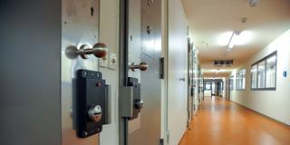 Zellenblock im neuen Haus 4 der Justizvollzugsanstalt Lerchesflur in Saarbrücken (Foto: IMAGO / BeckerBredel)