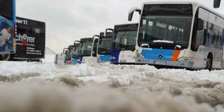 Busse der Saarbahn stehen verschneit im Depot (Foto: IMAGO / BeckerBredel)