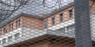 Blick durch den Sicherungszaun auf die Forensische Klinik in Merzig (Foto: Imago/BeckerBredel)