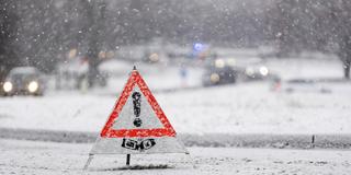 Schneefall führt zu Unfällen (Symbolbild) (Foto: IMAGO / Arnulf Hettrich)
