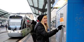 Fahrkartenautomaten der SaarVV. Eine Frau zieht ein Ticket. (Foto: Imago/BeckerBredel)
