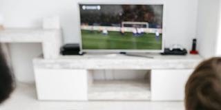 Ein Vater spiel mit seinem Sohn an einer Spielkonsole (Foto: IMAGO / Westend61)