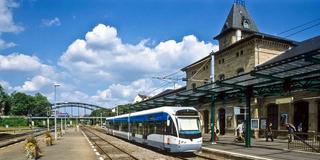 Eine Saarbahn hält am Bahnhof Saargemünd (Foto: IMAGO / viennaslide)