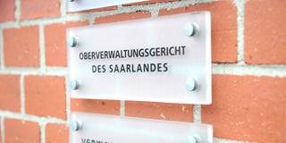 Hinweistafel. Oberverwaltungsgericht des Saarlandes, Verwaltungsgericht des Saarlandes (Foto: Imago/BeckerBredel)
