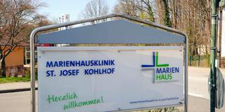 Einfahrtsschild der Marienhausklinik St. Josef Kohlhof (Foto: IMAGO / BeckerBredel)