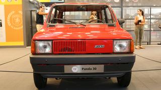 Ein roter Fiat Panda bei einer Ausstellung. (Foto: IMAGO / Sebastian Geisler)