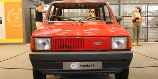 Ein roter Fiat Panda bei einer Ausstellung. (Foto: IMAGO / Sebastian Geisler)