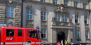 Feuerwehrfahrzeug vor dem Gebäude des Landgerichtes in Saarbrücken (Foto: Thomas Gerber)