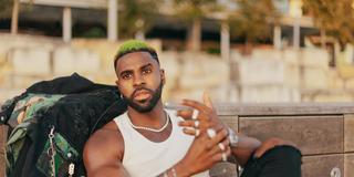 Jason Derulo sitzt auf dem Boden und schaut in die Kamera. (Foto: Pressefoto/Jason Derulo)
