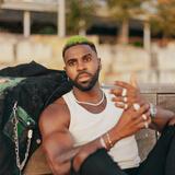 Jason Derulo sitzt auf dem Boden und schaut in die Kamera. (Foto: Pressefoto/Jason Derulo)