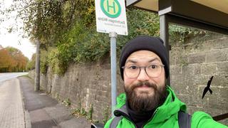 Jonas an einer Bushaltestelle (Foto: UNSERDING/Jonas Degen)