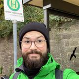 Jonas an einer Bushaltestelle (Foto: UNSERDING/Jonas Degen)