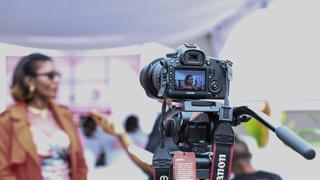 Eine Kamera, mit der ein Interview gefilmt wird (Foto: pixabay.com/Pexels)