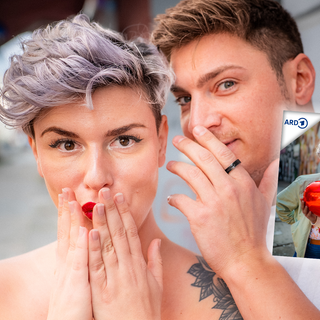 Eine Frau hält sich erstaunt die Hand vor den Mund, ein Mann flüstert ihr etwas ins Ohr. (Foto: SR)