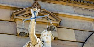 Statue der Justitia vor einem Gerichtsgebäude (Foto: pixabay)